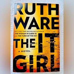 🔥4 for $20🔥🎉HOST PICK🎉📙🖤The It Girl by Ruth Ware🖤📙
